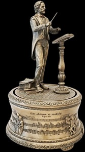 figur af Giuseppe Verdi i dirigentposition på piedestal